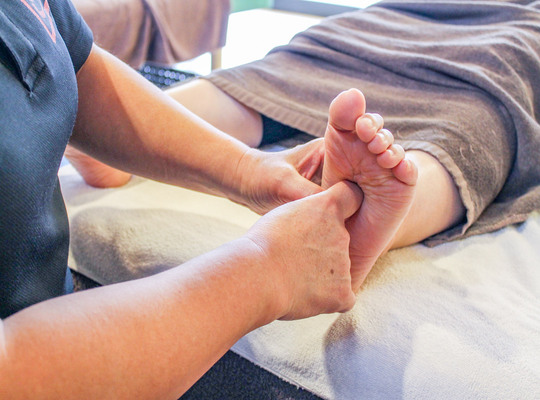 Pendant le traitement du point d'acupuncture du pied