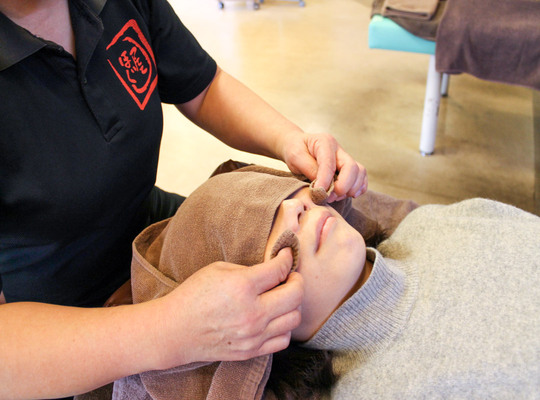 Tratamento de pontos de acupuntura facial